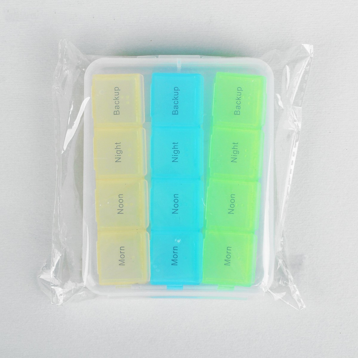 Органайзер для таблеток из трех контейнеров на 4 секции, 9 х 11 х 2,5 см